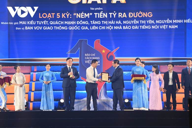 Thủ tướng Phạm Minh Chính trao giải A cho nhóm tác giả Ban VOV Giao thông Quốc gia với loạt 5 kỳ: “Ném” tiền tỷ ra đường.
