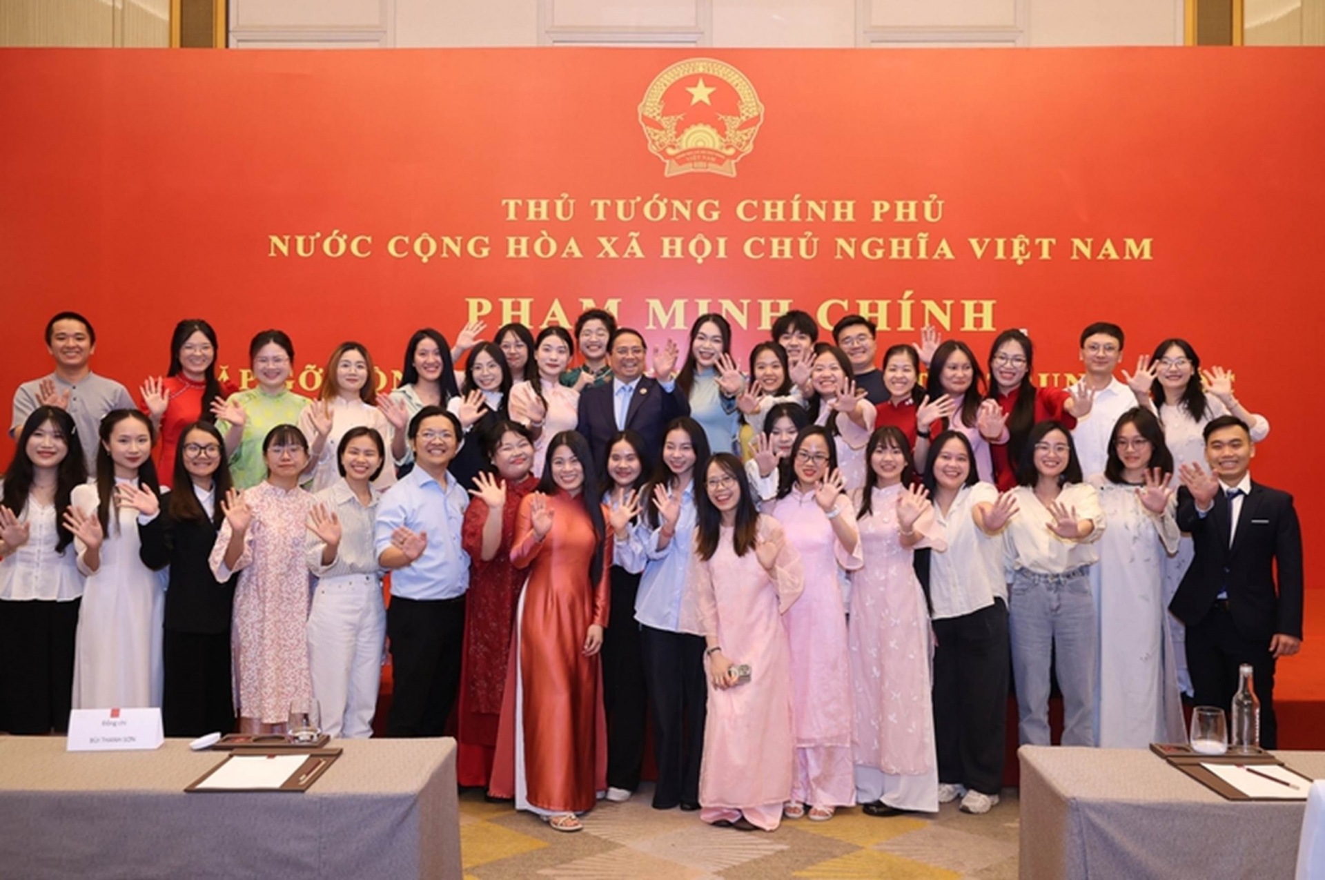 Thủ tướng mong bà con người Việt Nam tại Trung Quốc tiếp tục nỗ lực, cố gắng, làm việc tốt, học tập tốt, ổn định cuộc sống; phát huy tinh thần tự lực, tự cường, tự chủ, tự tin, tự hào dân tộc, tiếp tục đoàn kết, giúp đỡ, tương trợ, yêu thương lẫn nhau với tình dân tộc, nghĩa đồng bào - Ảnh: VGP/Nhật Bắc