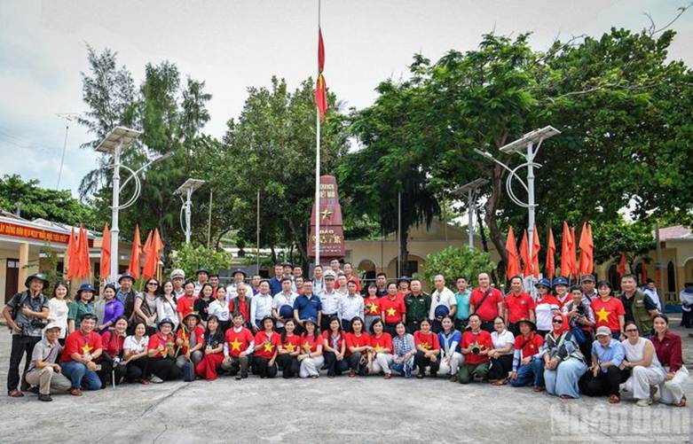 Hành trình tiếp theo của Đoàn công tác số 25 là đảo Sinh Tồn, tại đây 100 nhà báo cùng các đại biểu lưu lại khoảnh khắc đáng nhớ bên cột mốc đảo Sinh Tồn.