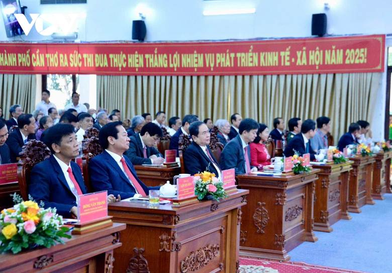 TP. Cần Thơ chính thức hợp nhất với tỉnh Hậu Giang và Sóc Trăng, với diện tích lên tới 6.400km2 (gấp 4 lần hiện tại), dân số hơn 4 triệu người (gấp 3 lần hiện nay), mở ra không gian phát triển to lớn.