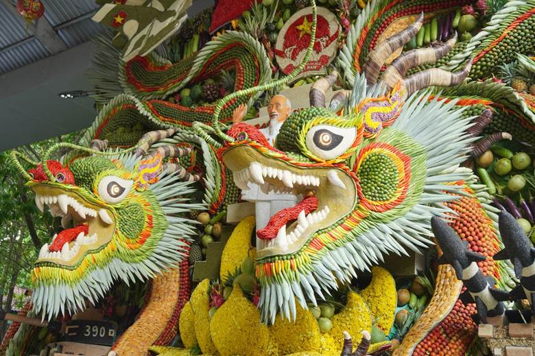 Hình ảnh con rồng cũng được tạo hình đầy màu sắc trong tác phẩm dự thi.
