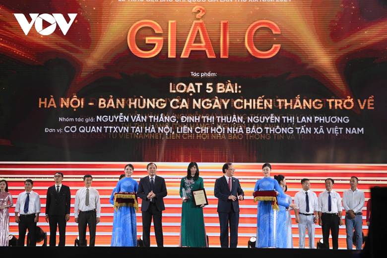 Ông Đỗ Tiến Sỹ, Ủy viên Trung ương Đảng, Tổng Giám đốc Đài Tiếng nói Việt Nam và ông Hoàng Trung Dũng, Ủy viên Trung ương Đảng, Tổng Biên tập Tạp chí Cộng sản trao giải cho các tác giả đoạt giải C.