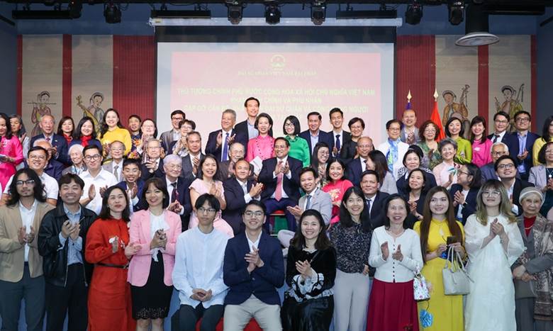 Thủ tướng Phạm Minh Chính và Phu nhân cùng đại diện cộng đồng người Việt Nam tại Pháp - Ảnh: VGP/Nhật Bắc