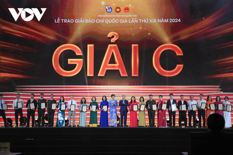 Ông Lê Hải Bình, Ủy viên dự khuyết Trung ương Đảng, Thứ trưởng Thường trực Bộ Văn hóa, Thể thao và Du lịch và bà Vũ Việt Trang, Tổng Giám đốc Thông tấn xã Việt Nam trao giải cho các tác giả, nhóm tác giả đoạt giải C.