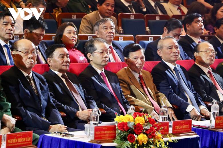 Dự buổi lễ còn có đại diện các Bộ, Ban, ngành Trung ương, nguyên lãnh đạo Đảng, Nhà nước; Lãnh tỉnh Quảng Nam, thành phố Đà Nẵng, Bộ Tư lệnh Quân khu V, các lực lượng vũ trang và cơ quan ngoại giao trên địa bàn, cán bộ hưu trí, Mẹ Việt Nam Anh hùng, Anh hùng LLVT, cùng đông đảo Nhân dân tại các điểm cầu trực tuyến cấp xã, phường và đặc khu.