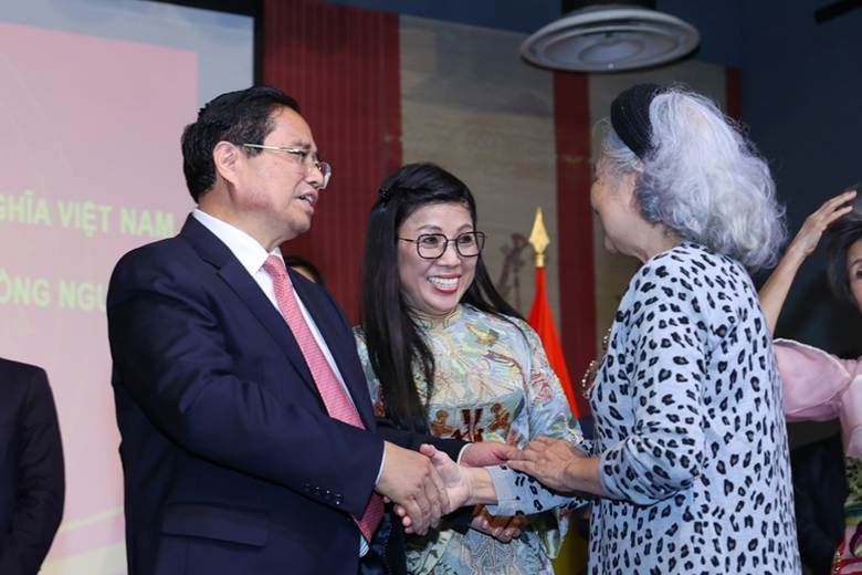 Thủ tướng Phạm Minh Chính và Phu nhân trò chuyện cùng đại diện cộng đồng người Việt Nam tại Pháp - Ảnh: VGP/Nhật Bắc