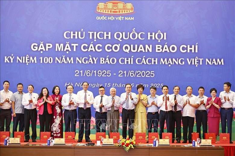 Chủ tịch Quốc hội Trần Thanh Mẫn với lãnh đạo các cơ quan báo chí. Ảnh: Doãn Tấn/TTXVN

