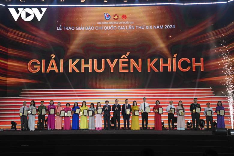 Ông Phạm Mạnh Hùng - Phó Tổng Giám đốc Đài Tiếng nói Việt Nam trao giải cho các tác giả đoạt Giải Khuyến khích Giải báo chí quốc gia.