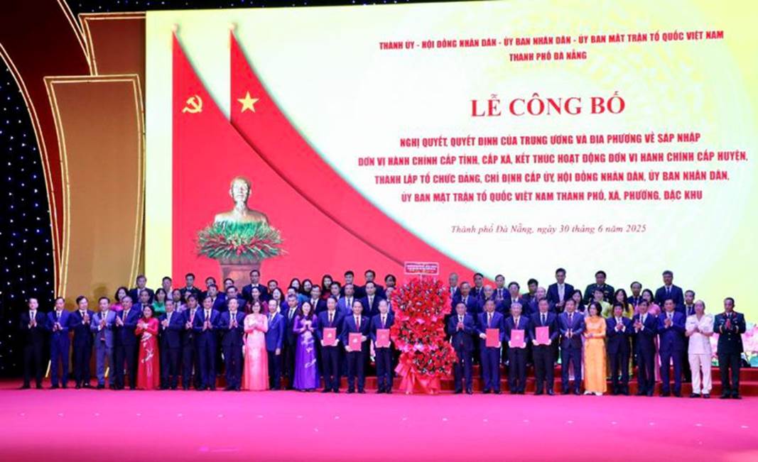 Thay mặt lãnh đạo Đảng và Nhà nước, đồng chí Trần Cẩm Tú trao các quyết định chính thức và ra mắt Đảng bộ thành phố Đà Nẵng - Ảnh: VGP/Nhật Anh