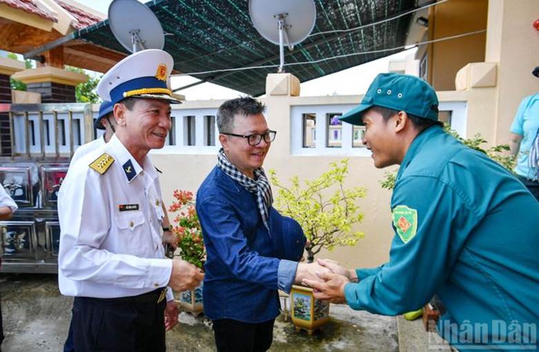 Lãnh đạo đoàn công tác thăm một gia đình ở đảo Đá Tây A
