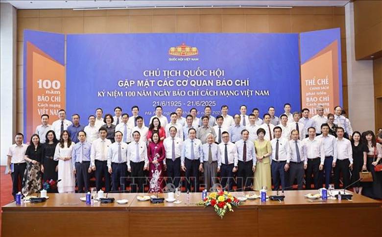 Chủ tịch Quốc hội Trần Thanh Mẫn với lãnh đạo các cơ quan báo chí nhân kỷ niệm 100 năm Ngày Báo chí Cách mạng Việt Nam (21/6/1925 - 21/6/2025). Ảnh: Doãn Tấn/TTXVN