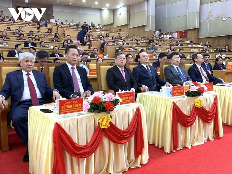 Tại tỉnh Hưng Yên có ông Đỗ Văn Chiến, Ủy viên Bộ Chính trị, Bí thư Trung ương Đảng, Chủ tịch Ủy ban Trung ương Mặt trận Tổ quốc Việt Nam và ông Đỗ Tiến Sỹ - Ủy viên Trung ương Đảng, Tổng Giám đốc Đài Tiếng nói Việt Nam tham dự Lễ công bố Nghị quyết, quyết định của Trung ương và địa phương về sắp xếp đơn vị hành chính cấp tỉnh, xã của tỉnh Hưng Yên