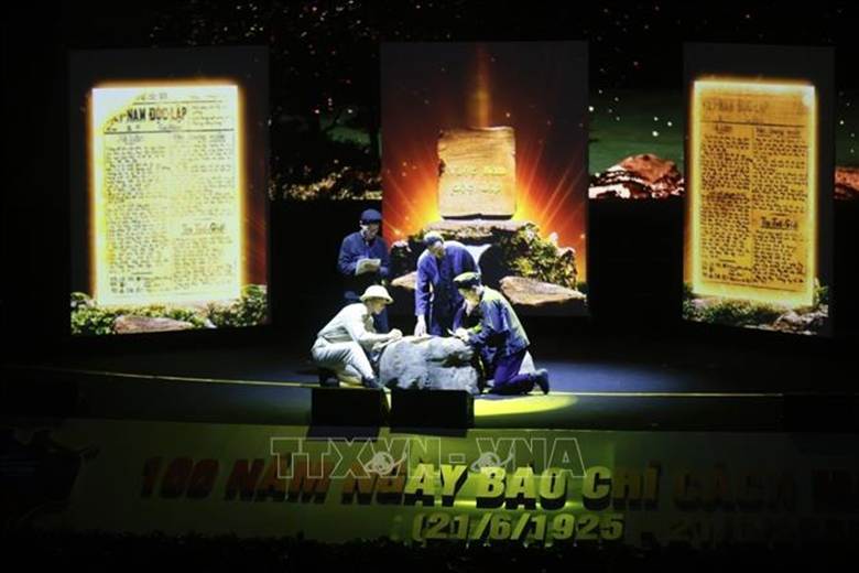 Chương trình văn nghệ chào mừng Lễ kỷ niệm. Ảnh: Minh Quyết/TTXVN