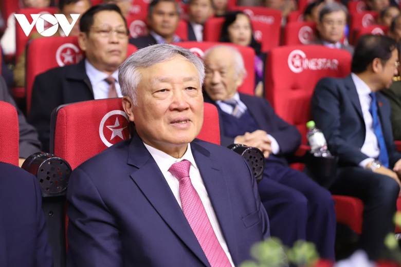 Ủy viên Bộ Chính trị, Phó Thủ tướng Thường trực Nguyễn Hòa Bình, cùng đại diện các lão thành cách mạng, nguyên lãnh đạo, lãnh đạo, nhân dân các tỉnh Đắk Nông, Bình Thuận và Lâm Đồng dự lễ công bố quyết định tại Nhà hát Opera ở phường Xuân Hương - Đà Lạt (tỉnh Lâm Đồng mới)