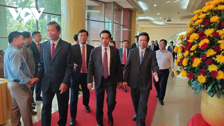 Tỉnh Đồng Tháp được thành lập trên cơ sở hợp nhất 2 tỉnh Tiền Giang và Đồng Tháp (cũ), trung tâm hành chính đặt tại thành phố Mỹ Tho (tỉnh Tiền Giang), có diện tích tự nhiên hơn 5.900km², dân số hơn 4,2 triệu người. Tỉnh Đồng Tháp có 102 đơn vị hành chính cấp xã (trong đó Tiền Giang có 57 đơn vị; Đồng Tháp (cũ) có 45 đơn vị). Việc sáp nhập tỉnh Tiền Giang và tỉnh Đồng Tháp thành một đơn vị hành chính mới lấy tên là tỉnh Đồng Tháp, giúp tăng cường hơn nữa thế mạnh của địa phương, tạo nên một hành lang kinh tế dọc sông Tiền, trải dài từ khu vực biên giới đến biển Đông.