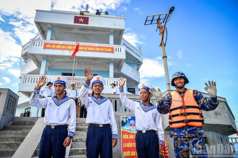 Các chiến sĩ đảo Cô Lin chia tay đoàn công tác số 25.