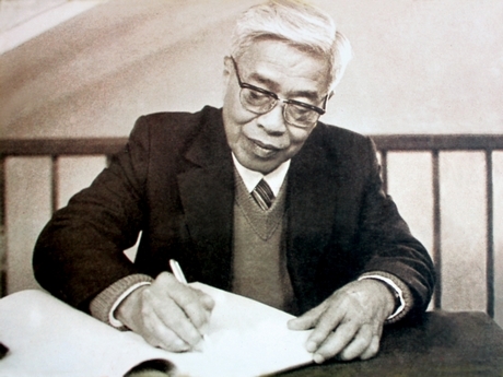 “Chúng ta còn sống còn làm việc và học tập, còn sống còn lao động và chiến đấu”.