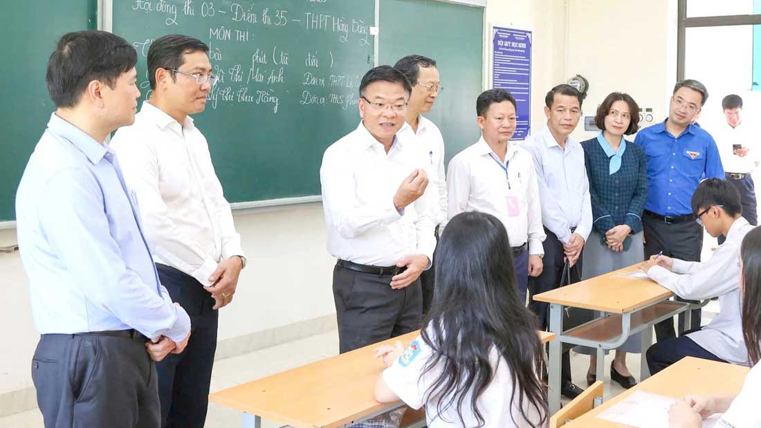 Kiểm tra công tác thi tại Hải Phòng, Phó thủ tướng Chính phủ Lê Thành Long động viên các thí sinh bình tĩnh, tận dụng thời gian, kiến thức làm bài, đạt kết quả cao nhất trong kỳ thi tốt nghiệp THPT năm 2025 - Ảnh: LÊ DŨNG