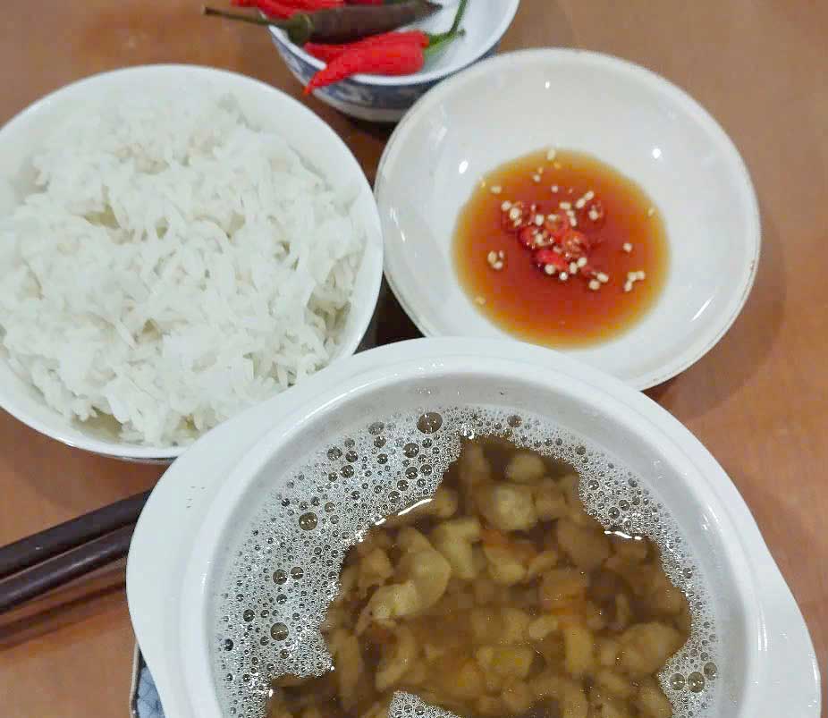 Mỡ heo trộn cơm chan nước mắm đồng.

