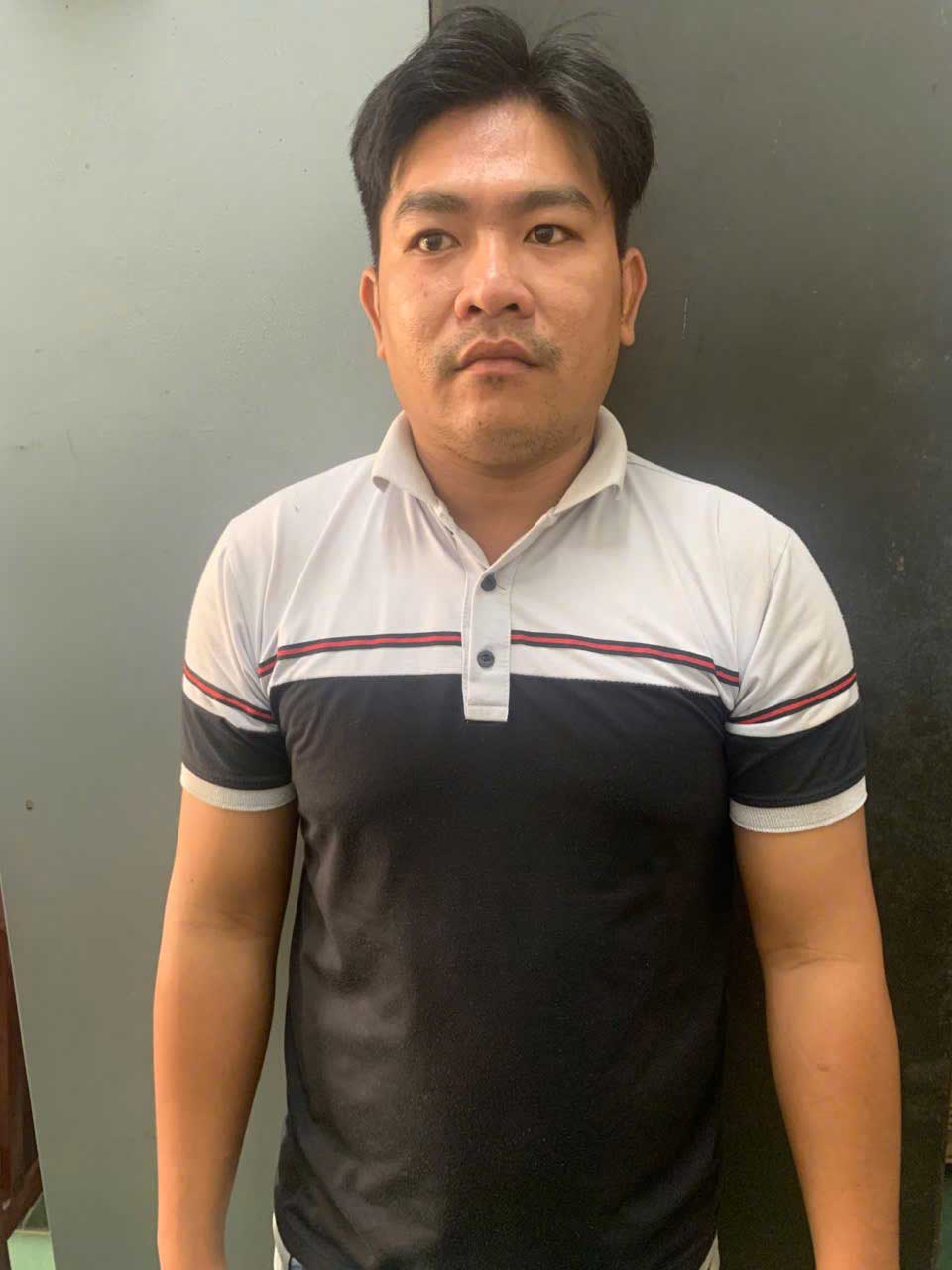 Hai đối tượng Khang (áo sơ mi sọc) và Nuôi.