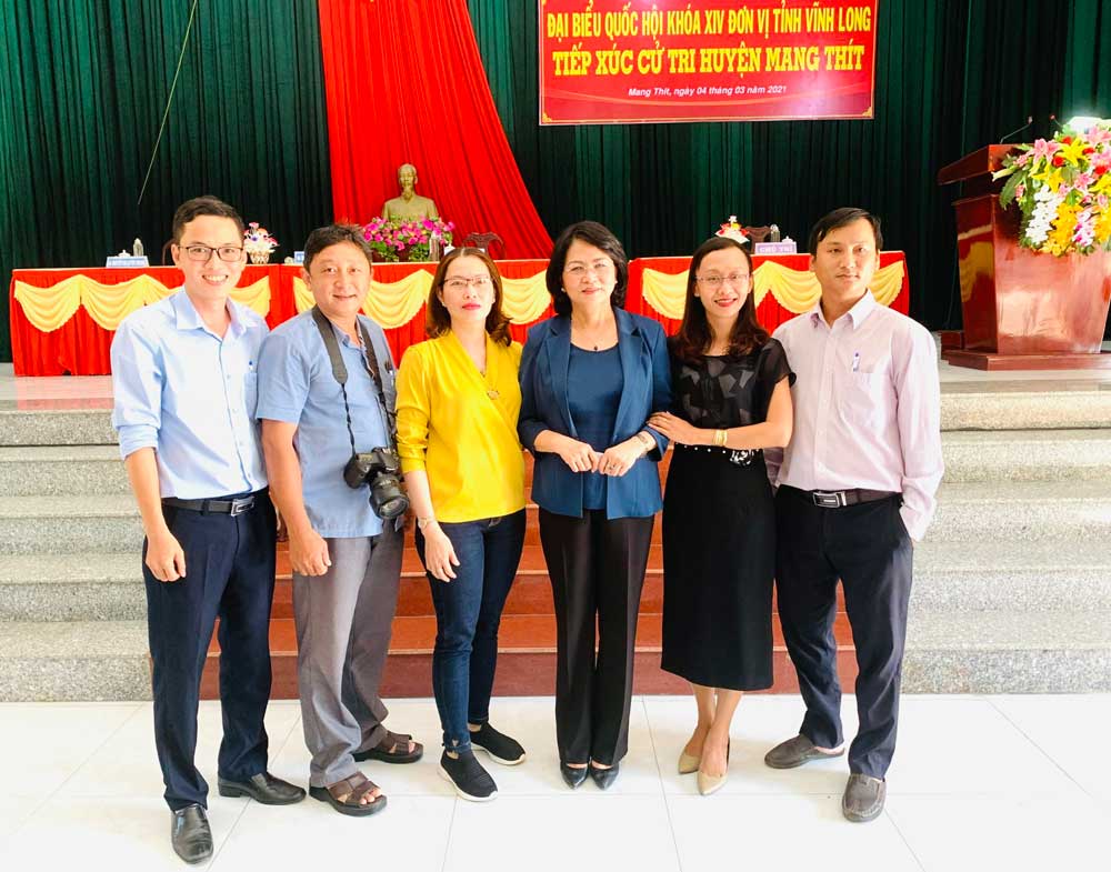 Các nhà báo chụp ảnh lưu niệm cùng bà Đặng Thị Ngọc Thịnh- nguyên Chủ tịch nước, nguyên Bí thư Tỉnh ủy Vĩnh Long nhân buổi tác nghiệp tuyên truyền công tác tiếp xúc cử tri của Đoàn Đại biểu Quốc hội đơn vị tỉnh Vĩnh Long.