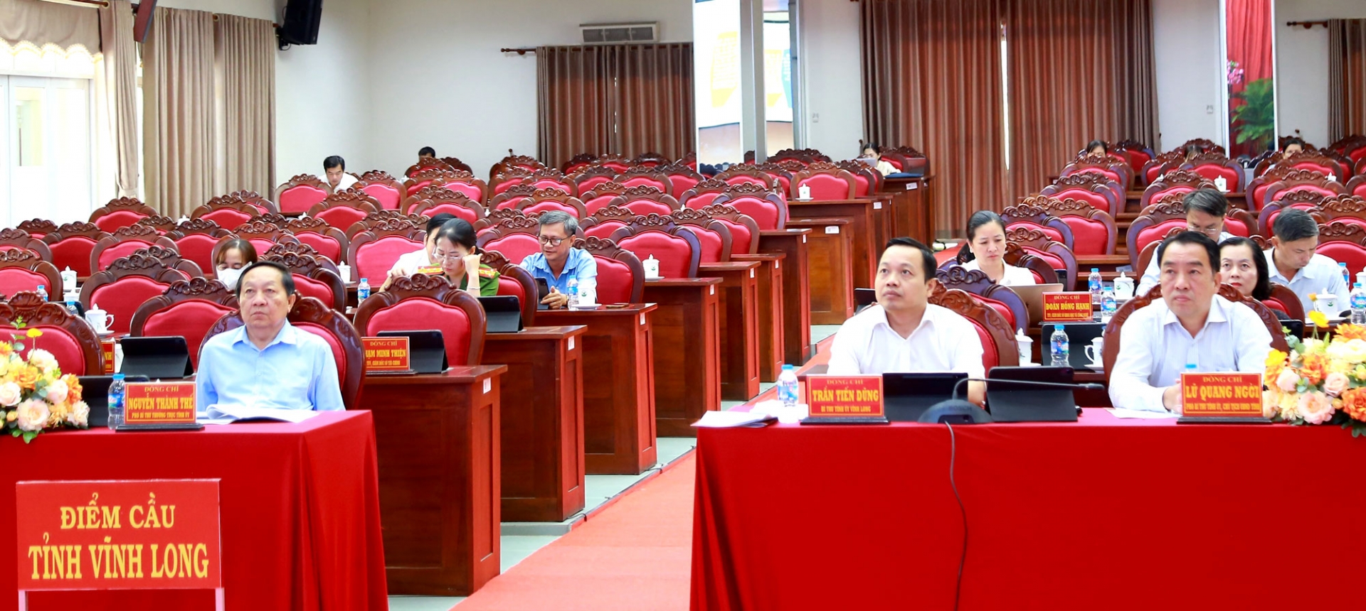 Đồng chí Trần Tiến Dũng- Bí thư Tỉnh ủy; đồng chí Nguyễn Thành Thế- Phó Bí thư Thường Trực Tỉnh ủy; đồng chí Lữ Quang Ngời, Phó Bí thư Tỉnh ủy, Chủ tịch UBND tỉnh- dự hội nghị tại điểm cầu Tỉnh ủy Vĩnh Long.