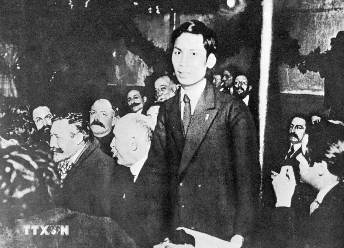 Từ ngày 25-30/12/1920, chàng thanh niên yêu nước Nguyễn Ái Quốc (tên của Chủ tịch Hồ Chí Minh trong thời gian hoạt động cách mạng ở Pháp) tham dự Đại hội lần thứ 18 Đảng Xã hội Pháp ở thành phố Tours với tư cách đại biểu Đông Dương. Nguyễn Ái Quốc ủng hộ Luận cương của Lenin về vấn đề dân tộc và thuộc địa; tán thành việc thành lập Đảng Cộng sản Pháp và trở thành một trong những người sáng lập Đảng Cộng sản Pháp, và cũng là người Cộng sản đầu tiên của dân tộc Việt Nam. (Ảnh: Tư liệu TTXVN)

