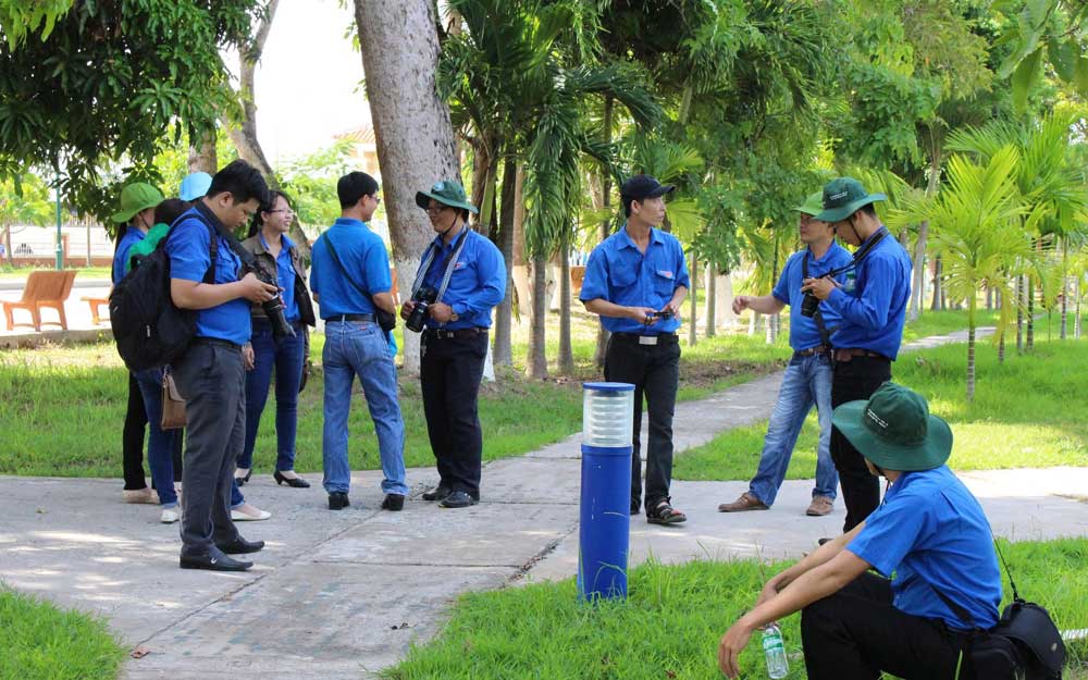 Những nhà báo áo xanh. Trong ảnh, phóng viên Báo Vĩnh Long trong một chuyến về nguồn kết hợp tập huấn chụp ảnh. Ảnh: CAO HUYỀN