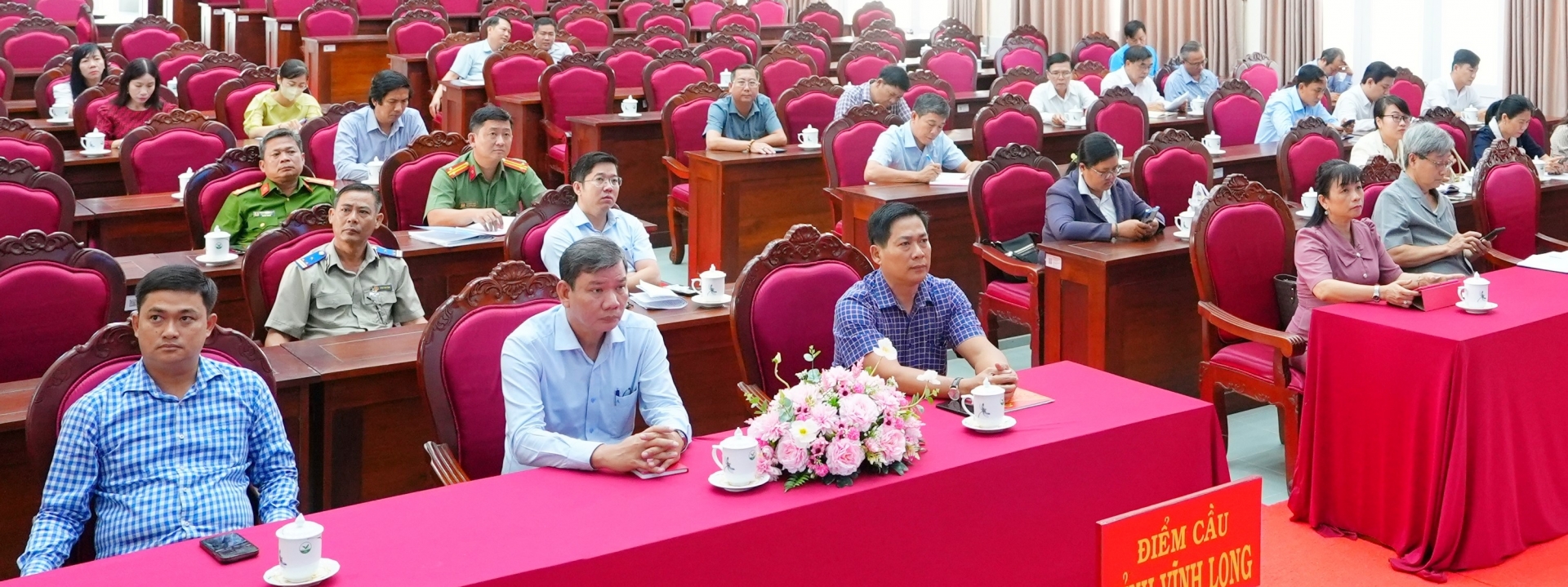 Đại biểu tham dự hội nghị tại điểm cầu Vĩnh Long.

