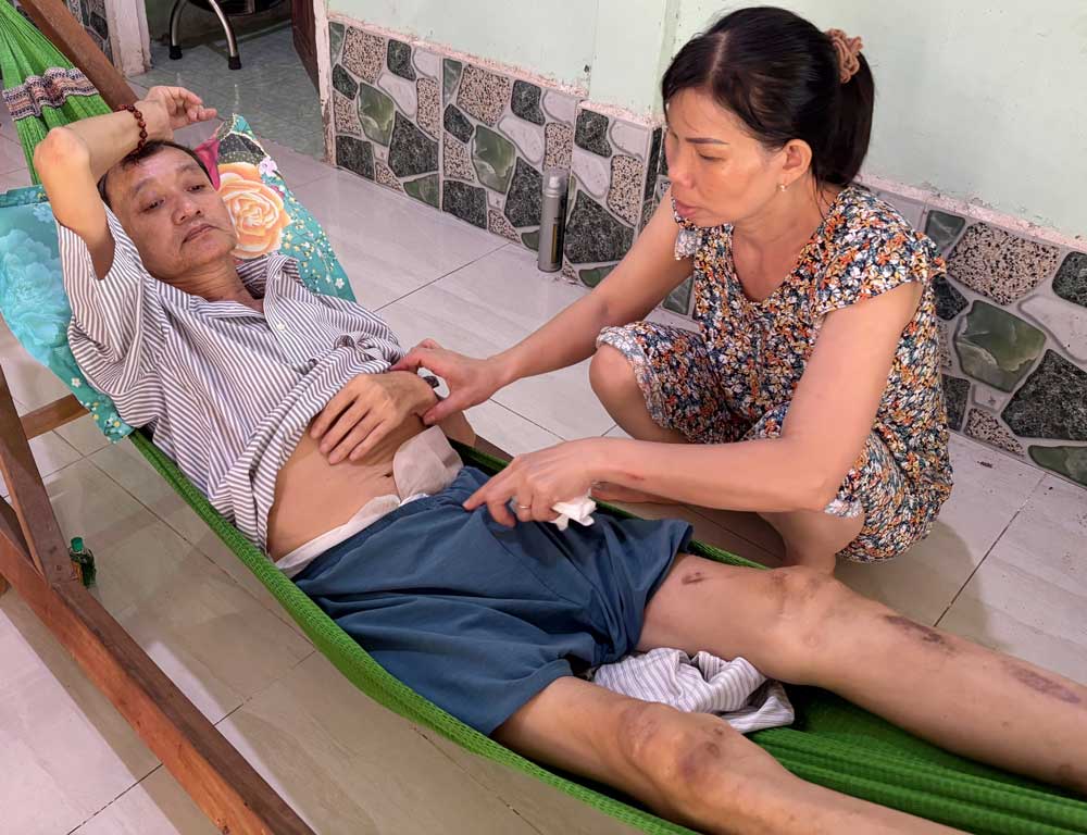 Anh Thái Văn Dũng (SN 1970, trú ấp Long Hiệp, xã Long An, huyện Long Hồ) bị u ác trực tràng, rò bàng quang- trực tràng, nhiễm khuẩn hệ tiết niệu... phải hóa trị, hóa xạ trị đồng thời và mở hậu môn nhân tạo. Anh không thể tự đi đứng, vệ sinh cá nhân, cần phải có người túc trực chăm sóc. Sức khỏe của anh diễn biến xấu trong khi kinh tế gia đình kiệt quệ, anh rất cần được giúp đỡ để điều trị bệnh.