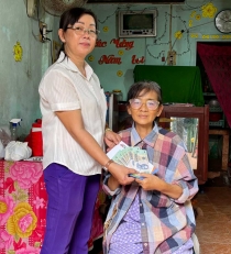 Trao tiền bạn đọc giúp chị Cao Thị Hồng Nhung