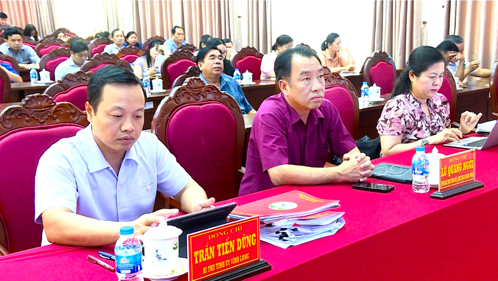 Đồng chí Trần Tiến Dũng- Bí thư Tỉnh ủy Vĩnh Long, cùng các đồng chí trong Ban thường vụ Tỉnh ủy tham dự hội nghị.