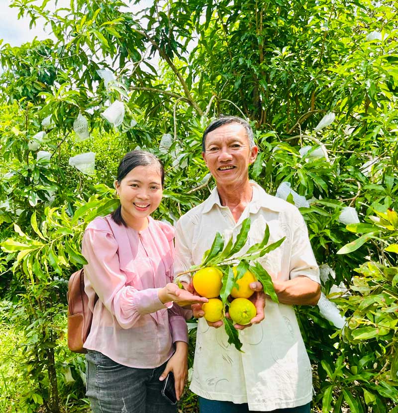 Tác giả bài viết trong một chuyến công tác gặp bác nông dân.