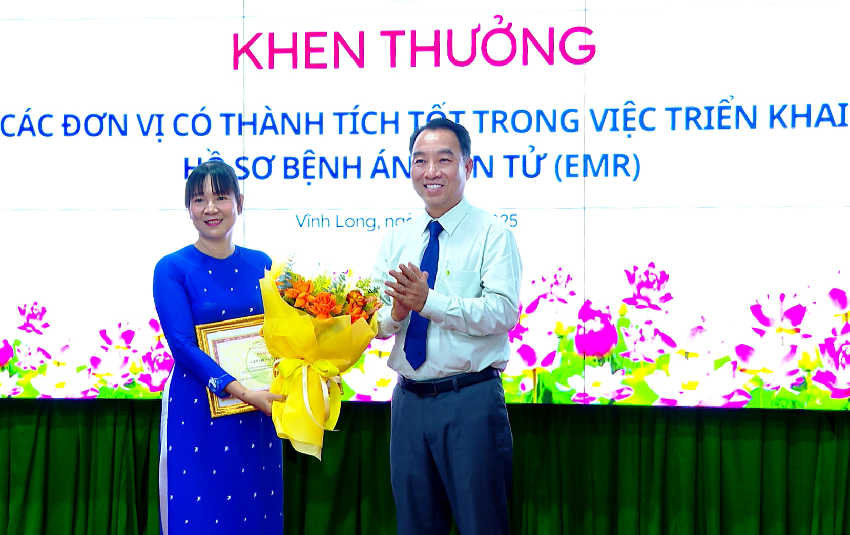 Phó Bí thư Tỉnh ủy, Chủ tịch UBND tỉnh- Lữ Quang Ngời tặng bằng khen cho tập thể xuất sắc trong thực hiện bệnh án điện tử.
