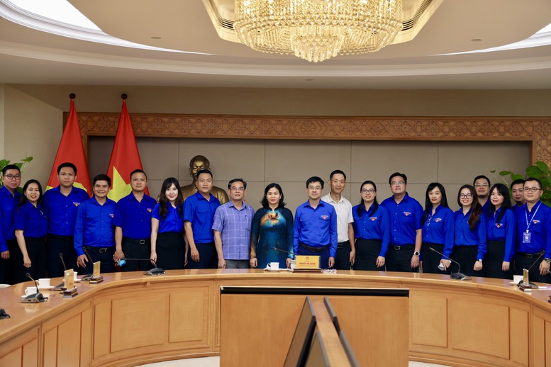 Đồng chí Nguyễn Thị Tuyến, Ủy viên Ban Chấp hành Trung ương Đảng, Phó Bí thư Đảng ủy Chính phủ chụp ảnh kỷ niệm với đại diện Đoàn đại biểu Đoàn Thanh niên Chính phủ tham dự Đại hội đại biểu toàn quốc Đoàn TNCS Hồ Chí Minh lần thứ XIII, nhiệm kỳ 2026-2031 - Ảnh: VGP/Lan Anh

