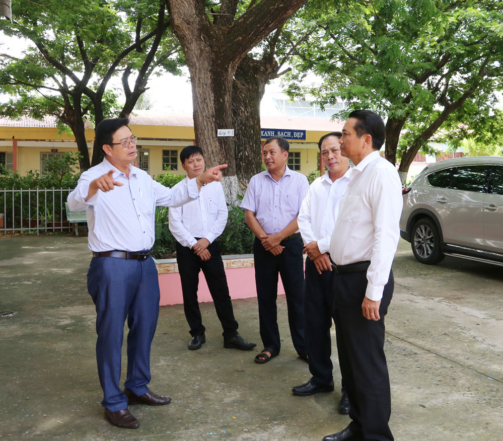Sau hội nghị, Phó Chủ tịch UBND tỉnh Nguyễn Quỳnh Thiện (bìa phải) khảo sát cơ sở vật chất Trường THCS Nguyễn Đáng đầu tư xây dựng trường đạt chuẩn quốc gia mức độ 2.