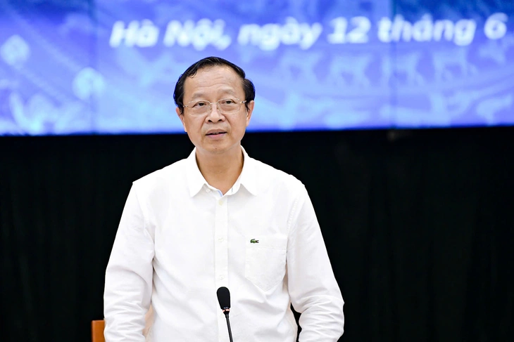 Thứ trưởng Bộ Giáo dục và Đào tạo Phạm Ngọc Thưởng chủ trì họp báo chiều 12-6 - Ảnh: NAM TRẦN