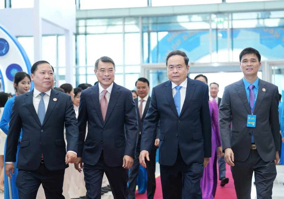 Ủy viên Bộ Chính trị, Thủ tướng Chính phủ Lê Minh Hưng và Ủy viên Bộ Chính trị, Chủ tịch Quốc hội Trần Thanh Mẫn cùng các đại biểu tới dự Đại hội. Ảnh: Hữu Chánh