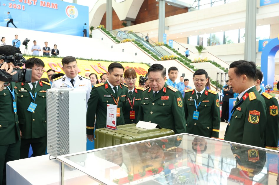 Đại tướng Nguyễn Trọng Nghĩa - Ủy viên Bộ Chính trị, Bí thư Trung ương Đảng, Ủy viên Thường vụ Quân ủy Trung ương, Chủ nhiệm Tổng cục Chính trị - tham quan gian hàng công nghệ của Tập đoàn Công nghiệp - Viễn thông Quân đội (Viettel). Ảnh: Hải Nguyễn