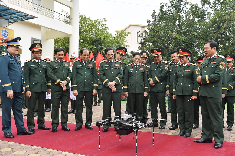 Đại tướng Phan Văn Giang và các đại biểu tham quan khu trưng bày vũ khí, trang bị kỹ thuật không người lái - Ảnh: VGP/Nguyễn Hoàng