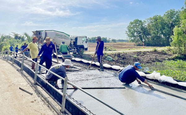 Lực lượng đoàn viên, thanh niên xã Hưng Mỹ tham gia xây dựng cầu Phúc Đức tại ấp Đa Hòa Bắc.

