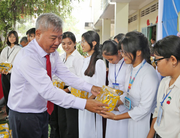 Thầy Kim Ngọc Ẩn- Hiệu trưởng Trường THPT Long Hiệp tặng quà khen thưởng học sinh đạt thành tích xuất sắc năm học 2025-2026.

