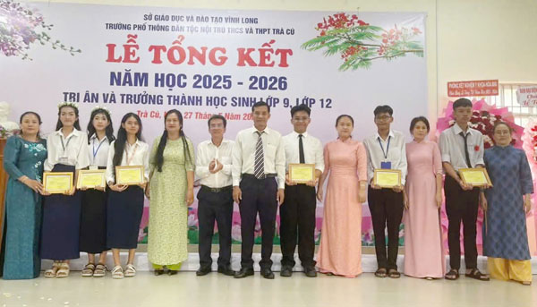 Khen thưởng học sinh Trường Phổ thông Dân tộc nội trú THCS và THPT Trà Cú đạt giải trong kỳ thi học sinh giỏi cấp tỉnh.

