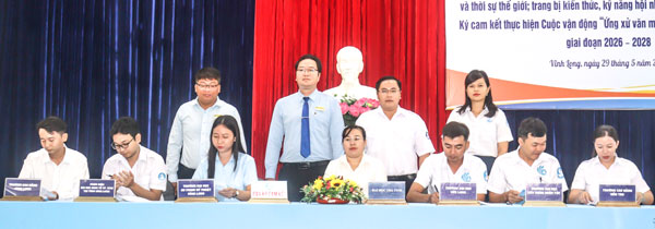 Đại diện ban thư ký hội sinh viên các trường, phân hiệu ĐH ký cam kết thực hiện Cuộc vận động“Ứng xử văn minh trên không gian mạng”.

