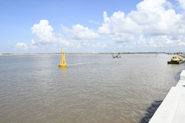 Bến thủy nội địa Dân Thành, đầu mối kết nối tuyến vận tải Trà Vinh- Côn Đảo, mở ra cơ hội phát triển kinh tế biển và du lịch vùng ven biển.

