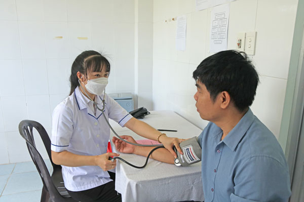 Hoạt động khám chữa bệnh tại Trạm Y tế xã Phước Long.


