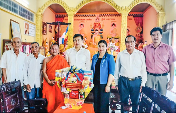 Đồng chí Kiên Thị Minh Nguyệt- Tỉnh ủy viên, Phó Trưởng Ban Thường trực Ban Tuyên giáo và Dân vận Tỉnh ủy thăm, chúc mừng Tết Chôl Chnăm Thmây của đồng bào Khmer năm 2026.