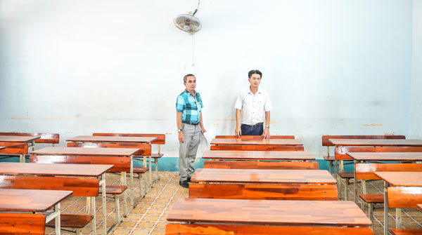 Lãnh đạo Trường THPT Phạm Hùng kiểm tra việc bố trí bàn ghế, khoảng cách trong phòng thi, bảo đảm điều kiện tổ chức kỳ thi theo đúng quy định.

