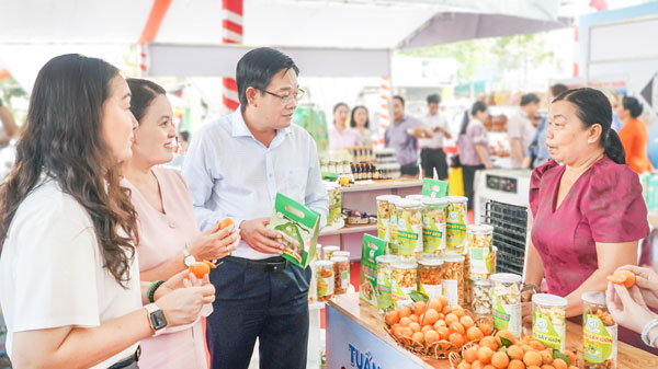 Ngành công thương hỗ trợ quảng bá nông sản, đặc sản địa phương thông qua hoạt động xúc tiến thương mại.

