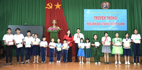 Hội LHPN tỉnh phối hợp với phường Long Châu trao học bổng, quà cho học sinh vượt khó học giỏi.

